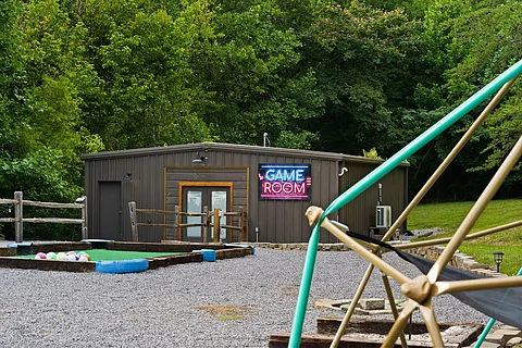 8 bedroom cabin with Game room and outdoor pool - Waldens Creek Oasis