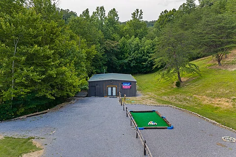 8 bedroom cabin with parking and outdoor games - Waldens Creek Oasis
