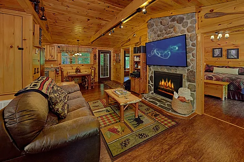 2 Bedroom Cabin with Electric Fireplace Sleeps 6 - Webb Creek Hideaway
