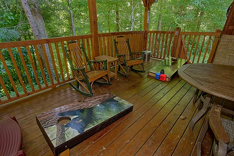 Quiet Two Bedroom Cabin with Corn Hole - Webb Creek Hideaway