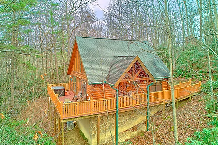 A Creekside Retreat: 2 Bedroom Pigeon Forge Cabin Rental