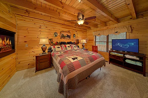 King Bedroom with Cable TV and WiFi - Wuzzy's Flophouse