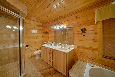 Master Bathroom with Jacuzzi Sleeps 6 - Wuzzy's Flophouse