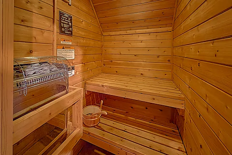 Queen Bedroom with Sauna - Wuzzy's Flophouse